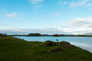 Paisagem deslumbrante do lago Skutustaoagígar, na Islândia