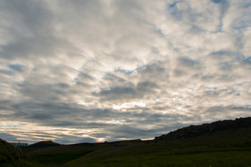Por do sol à meia noite na Islândia