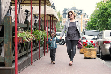 plus-size woman city street girl mother daughter