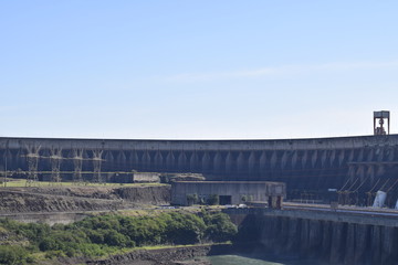 Fototapeta na wymiar Barragem de concreto de usina hidrelétrica. Itaipu 