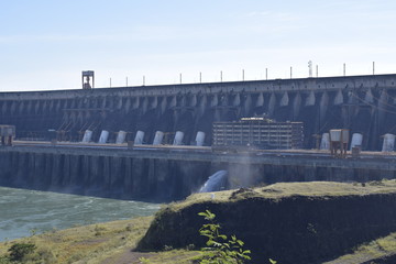 Barragem de concreto de usina hidrelétrica. Itaipu	