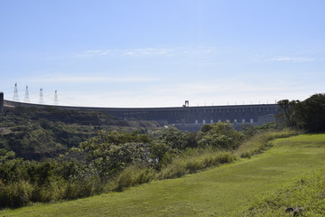 Barragem de concreto de usina hidrelétrica. Itaipu