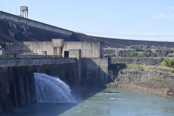 Barragem de concreto de usina hidrelétrica. Itaipu