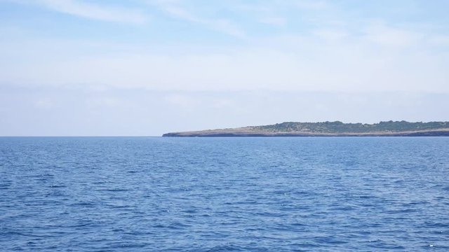 Panorama bei Sonnenschein von Cala Bona nach Calla Millor &uuml;ber das Meer entlang der K&uuml;ste Region Llevant in 4K