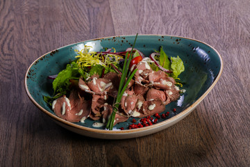Roastbeef salad with sauce