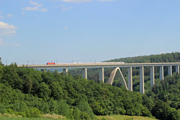 Eisenbahnbrücke mit Zug 