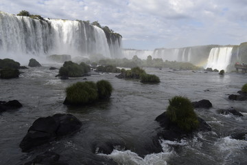 Cataratas do Iguaçu no Brasil. queda d'água de cachoeira. 