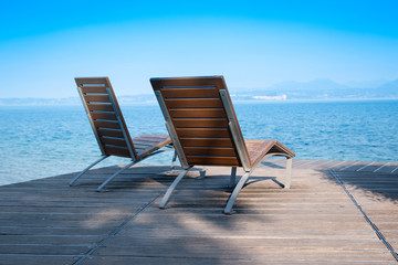 Zwei Holzliegen auf einem Steg