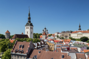 Obraz premium St. Nicholas' Church, St. Alexander Nevsky Cathedral, St. Mary's Cathedral and other buildings at the Old Town in Tallinn, Estonia, viewed from above on a sunny day in the summer.