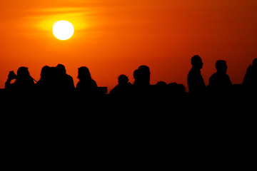 Fototapeta na wymiar Silhouettes of people at sunset in the neighborhood of Miraflores (Lima, Peru)