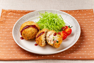 おからコロッケ　日本の家庭料理　キャベツとトマト添え