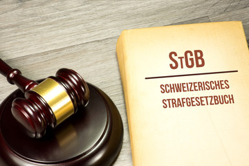 Ein Richterhammer und das schweizerische Gesetzbuch