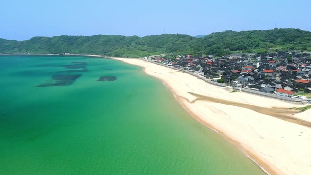 ドローン空撮 夏のビーチ 海から砂浜へ降下