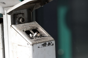 Ein Aschenbecher an einem öffentlichen Platz