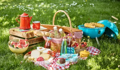 Foto op Canvas Kleurrijke zomer BBQ-picknick buiten in een weiland © exclusive-design