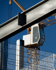 Obraz premium Zoom view of the cabin of a crane at a construction site