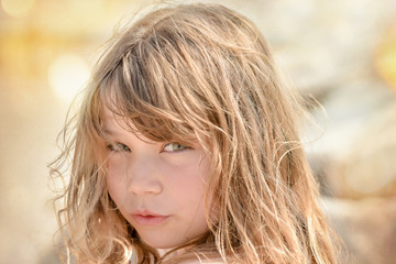 Fototapeta premium magnifidue visage d'enfant sous le soleil