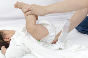 Obraz na płótnie Canvas 新生児　オムツ交換の手順-3　新しいオムツをお尻の下に敷く