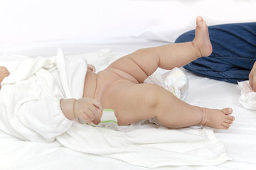 新生児　オムツ交換の手順-5　汚れたオムツを広げる