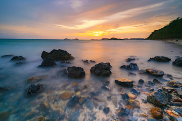 Naklejka premium Long exposure shot of rocks on the sea at sunset