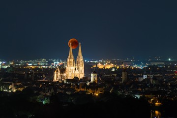 Künstlerische Darstellung - Blutmond über dem Dom in Regensburg – Juli 2018, Deutschland