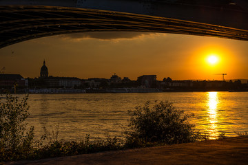 Fototapeta premium Sonnenuntergang unter der Brücke