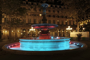 Brunnen bei Nacht