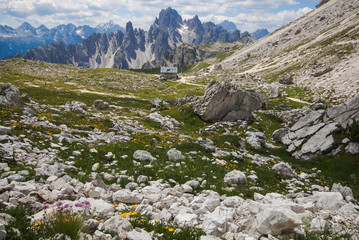 Fototapeta na wymiar Paesaggio alpino nei pressi delle Tre Cime di Lavaredo in Alto Adige