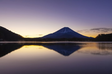 夜明けの富士山、山梨県精進湖にて