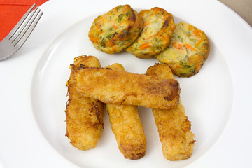 poisson pané et galettes de pommes de terre