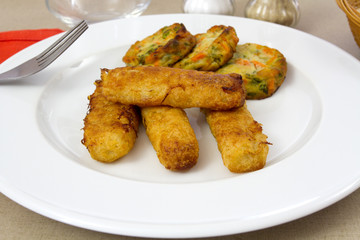 poisson pané et galettes de pommes de terre