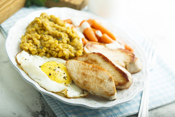 Fried turkey with lentils, egg and baby carrot