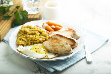 Fried turkey with lentils, egg and baby carrot