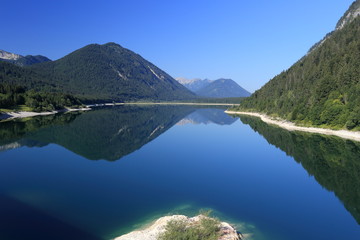 Naklejka na ściany i meble blauer spiegelnder See in den Alpen