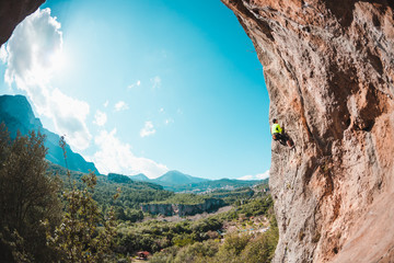 The athlete trains on a natural relief.
