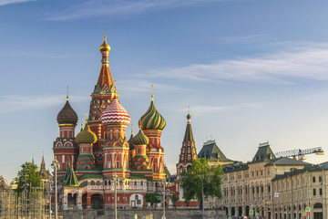 Moscow city skyline at Saint Basil 's Catherdral and Red Square, Moscow, Russia © Noppasinw