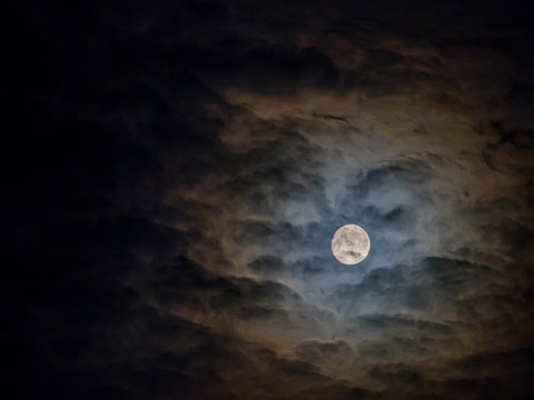 Mystische Nacht mit Vollmond.