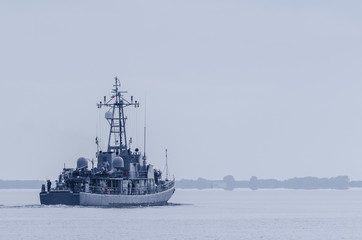 MINESWEEPER - The Polish warship is sailing into the sea
