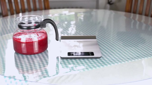 Der Saft der Himbeeren wird gewogen. Die selbe Menge Gelierzucker wird gewogen. Beides wird verr&uuml;hrt. 2 Sequenzen.