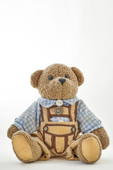 Teddybär in sitzender Pose mit  bayerischer Tracht
