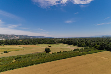 Luftbild Getreidefelder und Obstplantagen im Rhonetal