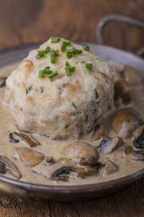 Bayerische Semmelknödel mit Pilzsauce