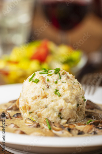 &amp;quot;Bayerische Semmelknödel mit Pilzsauce&amp;quot; Stockfotos und lizenzfreie ...
