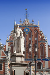 Obraz premium central Riga square with House of the Blackheads and monument of St. Roland, Latvia