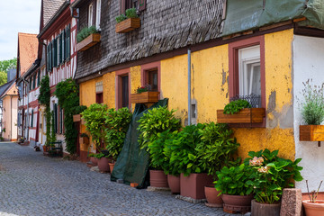 Fototapeta na wymiar Gasse mit alten Fachwerkhäusern in Seligenstadt