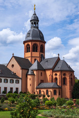 Fototapeta na wymiar Die Einhardsbasilika in Seligenstadt