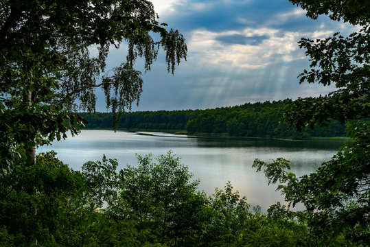 Dramatischer Wolkenhimmel &uuml;ber dem B&ouml;tzsee im Landschaftsschutzgebiet "Strausberger- und Blumenthaler Wald- und Seengebiet" zwischen Strausberg und Altlandsberg