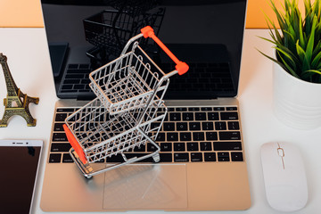 Mock up laptop notebook computer and shoppong online cart