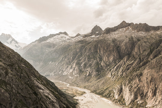 Vue des montagnes rocheuses dans les Alpes suisses