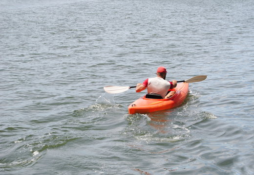 Desporto nautico a remo canoagem - atleta a praticar desporto aqu&aacute;tico de barco a remo
